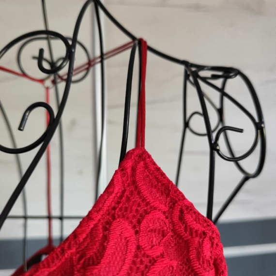 M (40) – Piros csipkés ruha
