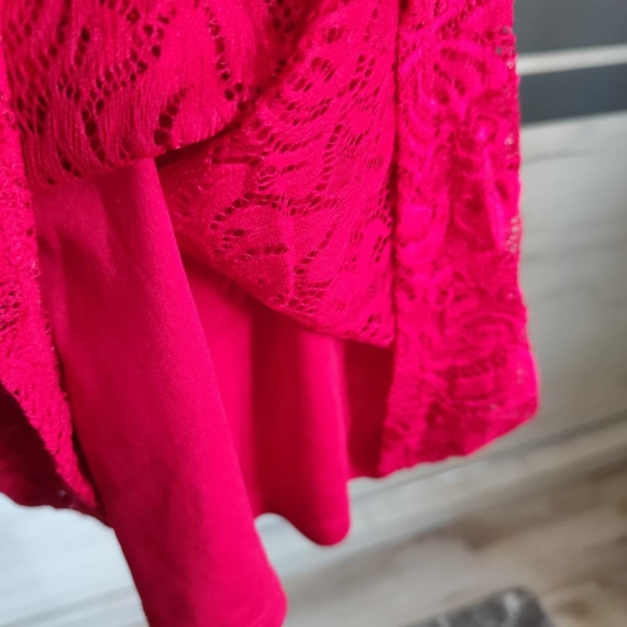 M (40) – Piros csipkés ruha