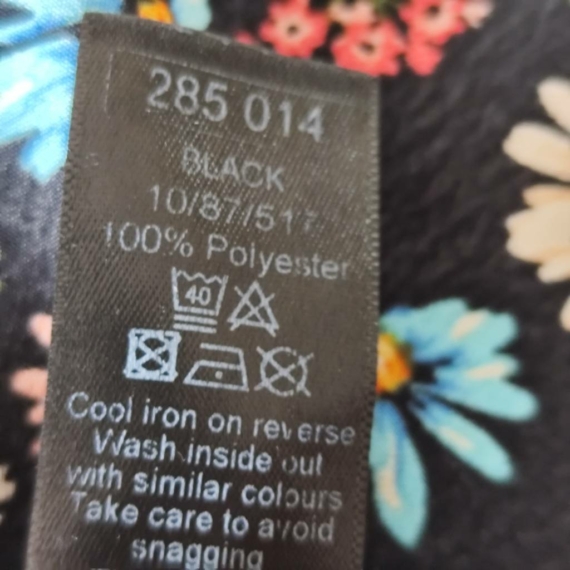 L (42) – Fekete virágmintás trikófelső