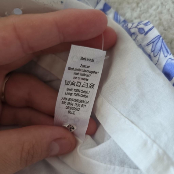 62 cm – Fehér és kék virágmintás ruha