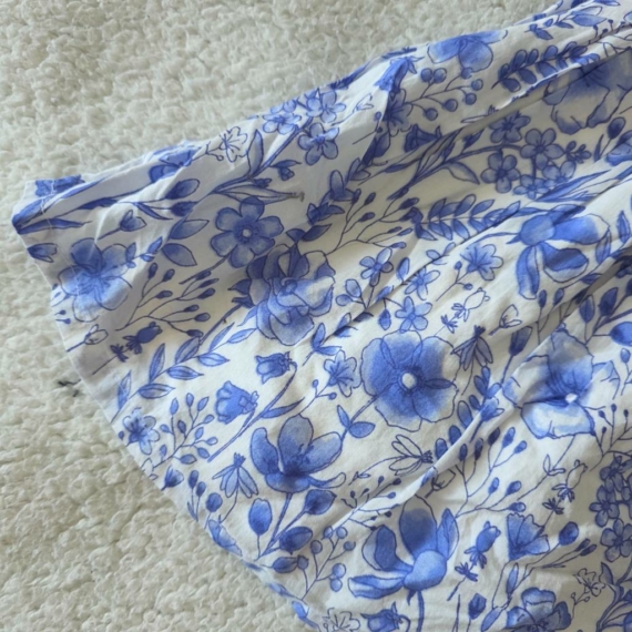 62 cm – Fehér és kék virágmintás ruha