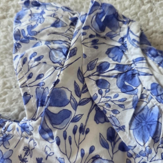 62 cm – Fehér és kék virágmintás ruha