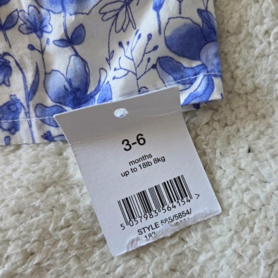 62 cm – Fehér és kék virágmintás ruha