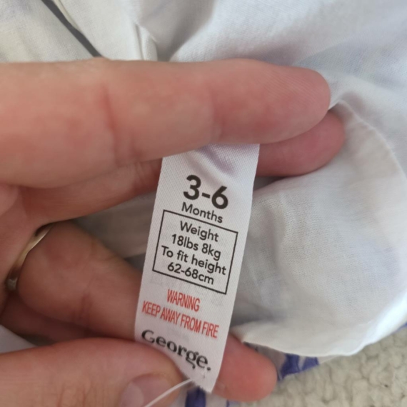 62 cm – Fehér és kék virágmintás ruha