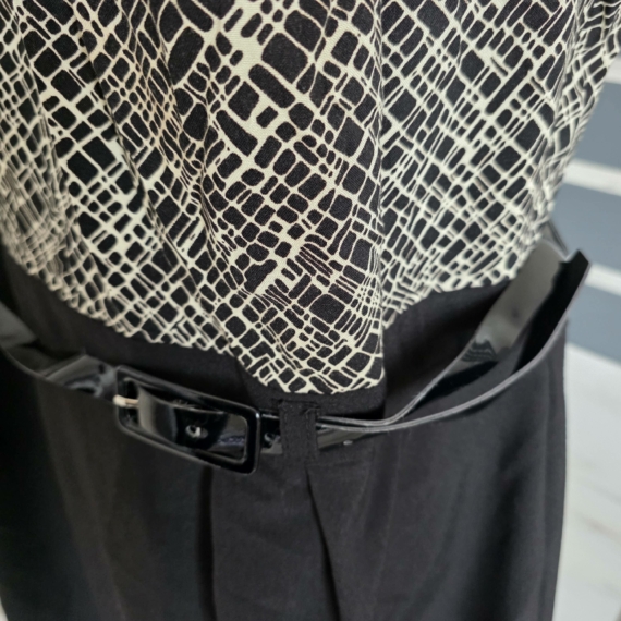 Női elegáns ruha övvel