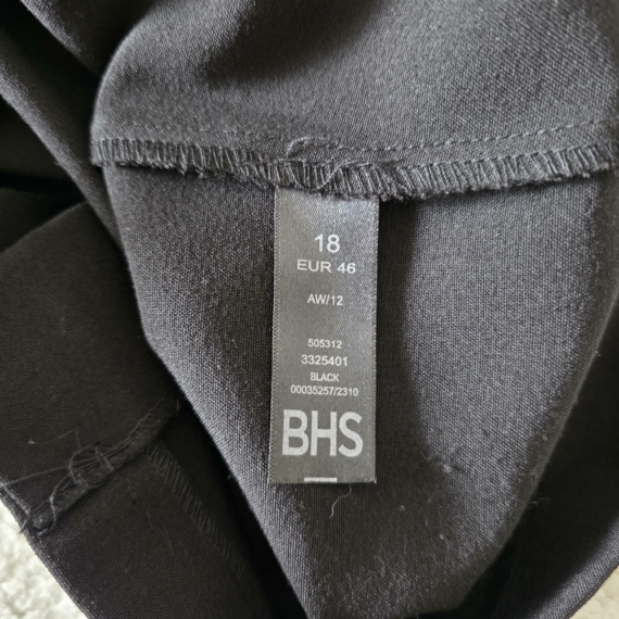 Női elegáns ruha övvel