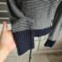 Csíkos kötött pulóver láncokkal